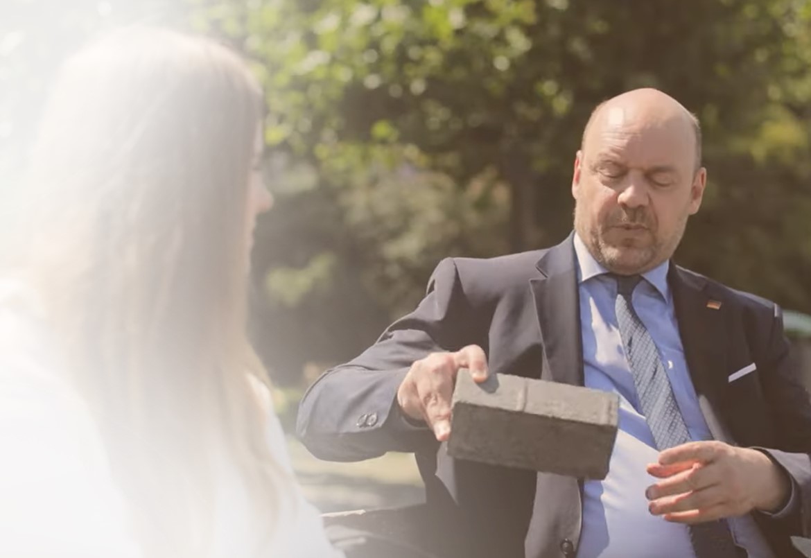 AfD-Hessenspot mit Rechteckpflaster