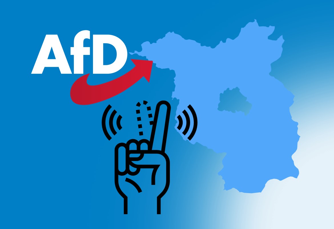 Eine Hand wackelt mit dem Zeigefinger vor einer Abbildung von Brandenburg und dem AfD-Logo